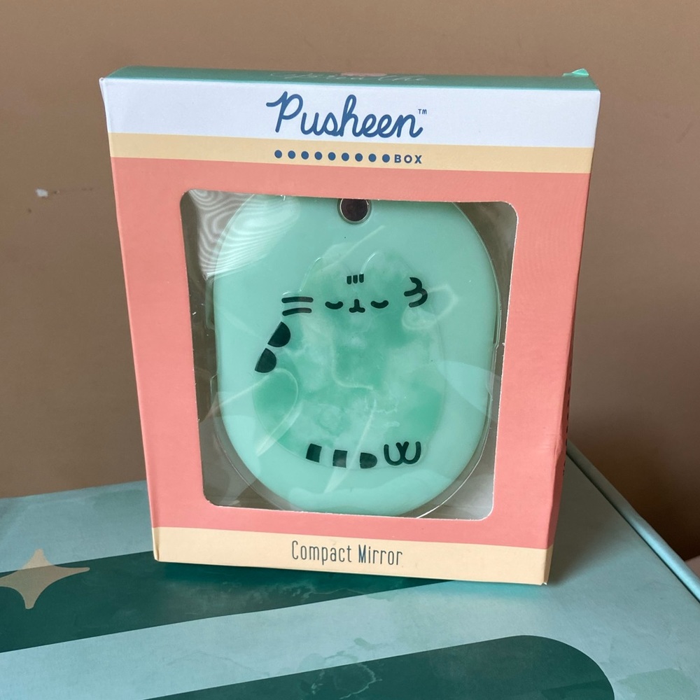 Pusheen Spring 2021 box, compact mirror